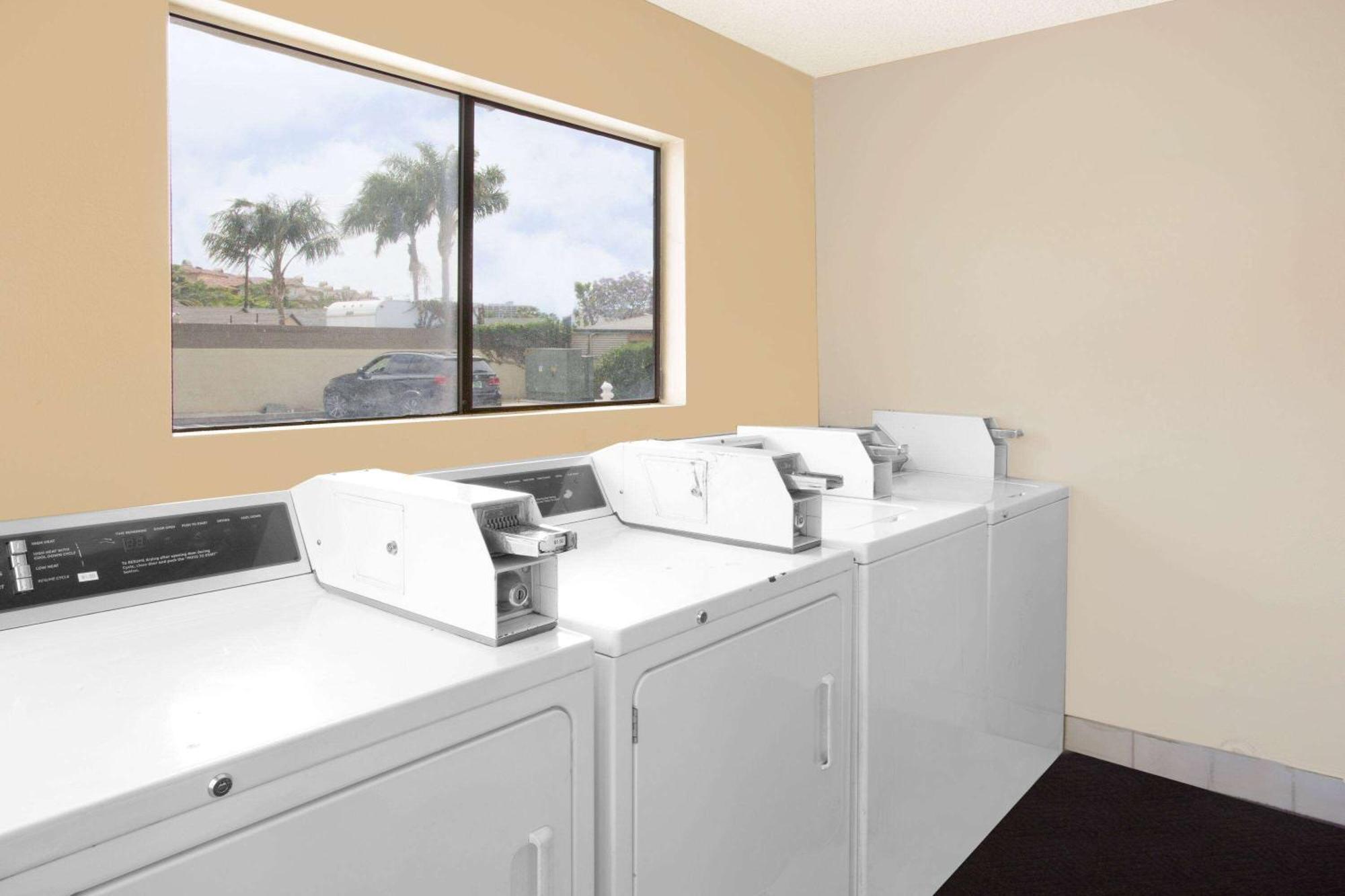 Travelodge By Wyndham Costa Mesa Newport Beach Hacienda Exterior foto